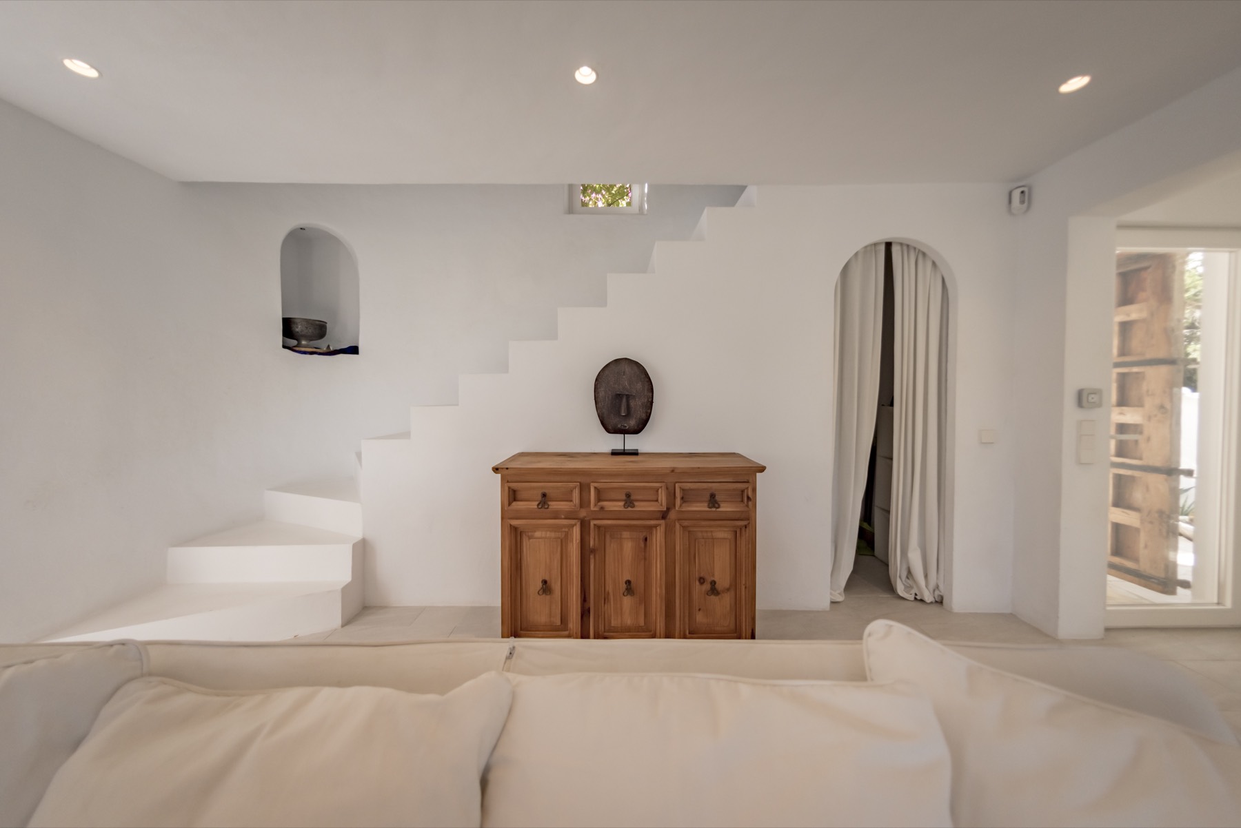 Sculpted white architecture in a Cala Vadella residence