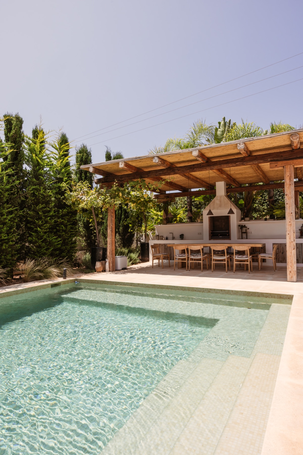 Pool and outdoor dining at Casa Sargamasa